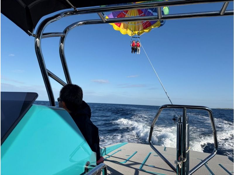 【那覇発 Gopro無料レンタル付き】☆新型ボートで行く安心・安全・清潔☆ 絶景パラセーリングの紹介画像