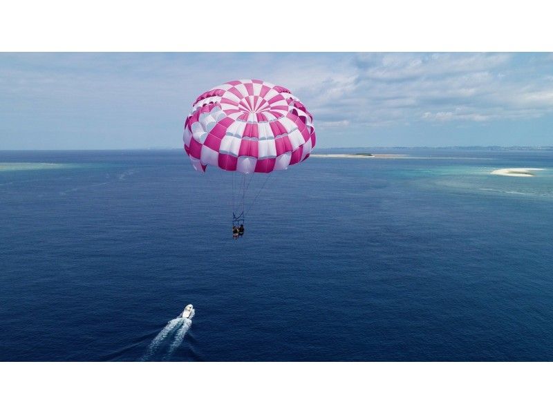 [超級夏季促銷 2024] 那霸出發的壯觀滑翔傘 [免費租賃 GoPro 相機]の紹介画像