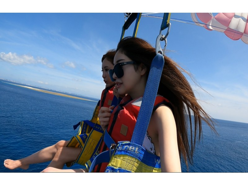 【那覇発 Gopro無料レンタル付き】☆新型ボートで行く安心・安全・清潔☆ 絶景パラセーリングの紹介画像