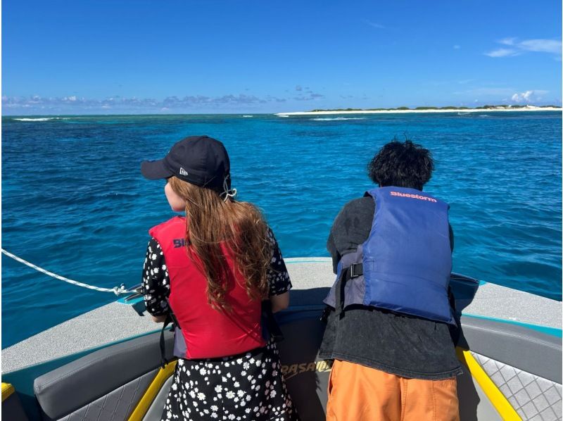 【那覇発 Gopro無料レンタル付き】☆新型ボートで行く安心・安全・清潔☆ 絶景パラセーリングの紹介画像