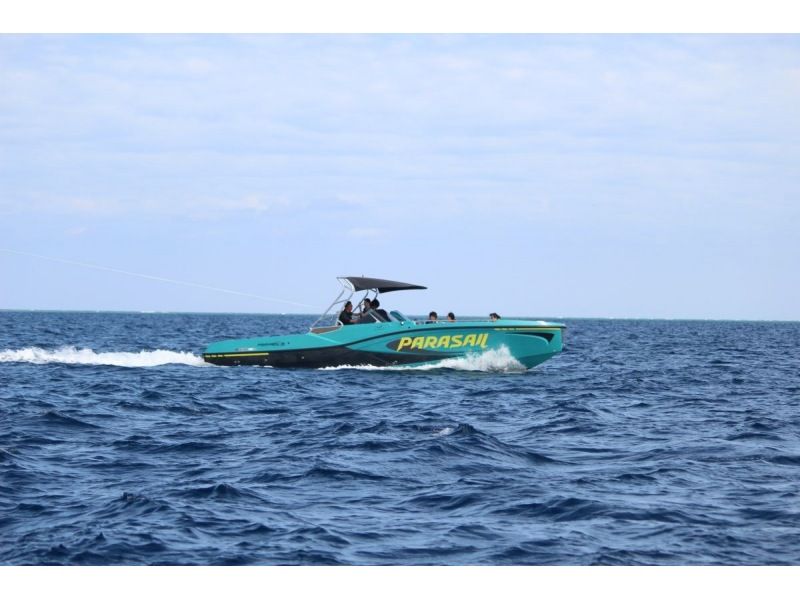 【那覇発 Gopro無料レンタル付き】☆新型ボートで行く安心・安全・清潔☆ 絶景パラセーリングの紹介画像