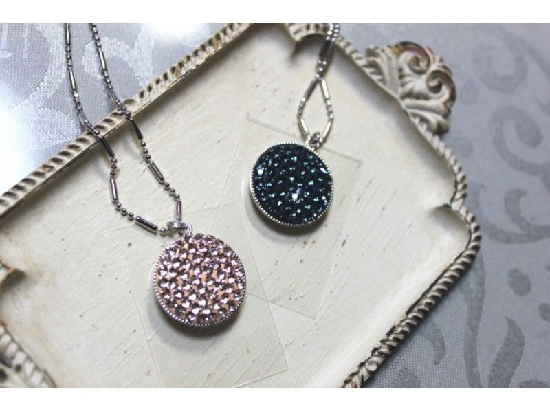 [Kanagawa/Yokohama] “Sparkle pendant” of Swarovski crystals made with glue deco