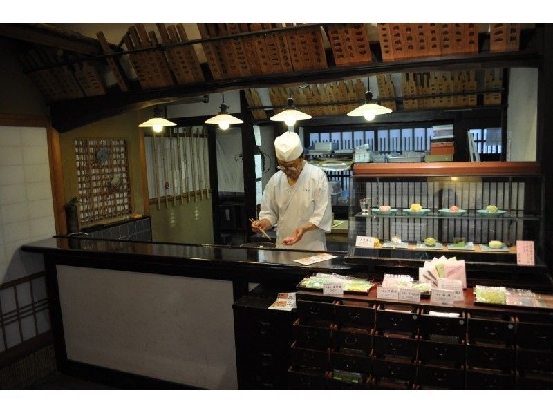 【Kyoto · Higashiyama】 Traditional sweets making experience at "Kanshundo East Store" (Higashiyama Kiyomizu Temple)の紹介画像