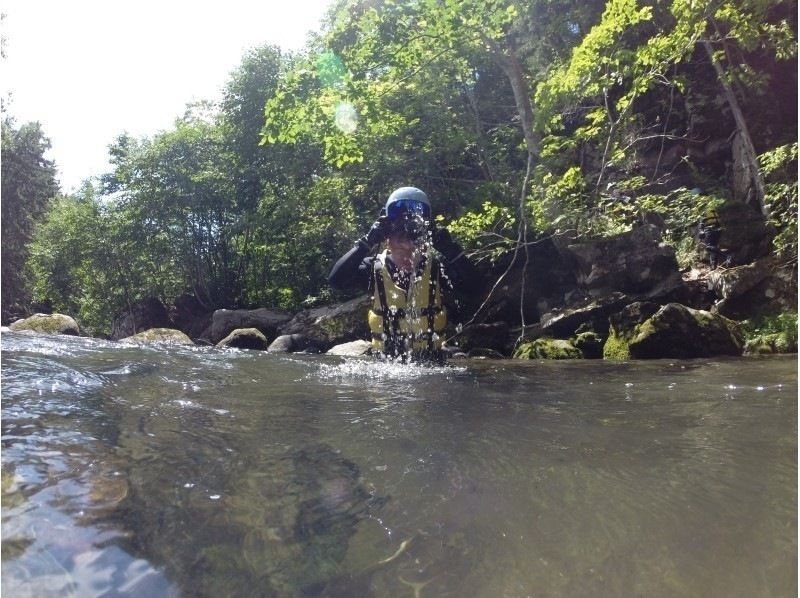 【北海道・富良野】話題のキャニオニング！　大自然でダイナミックな水遊びの紹介画像