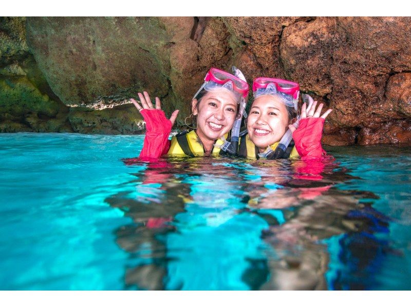 【青の洞窟＆バナナボート】＼ボートで出航／青の洞窟シュノーケル＆バナナボート｜エサあげ体験付｜写真プレゼント♡の紹介画像