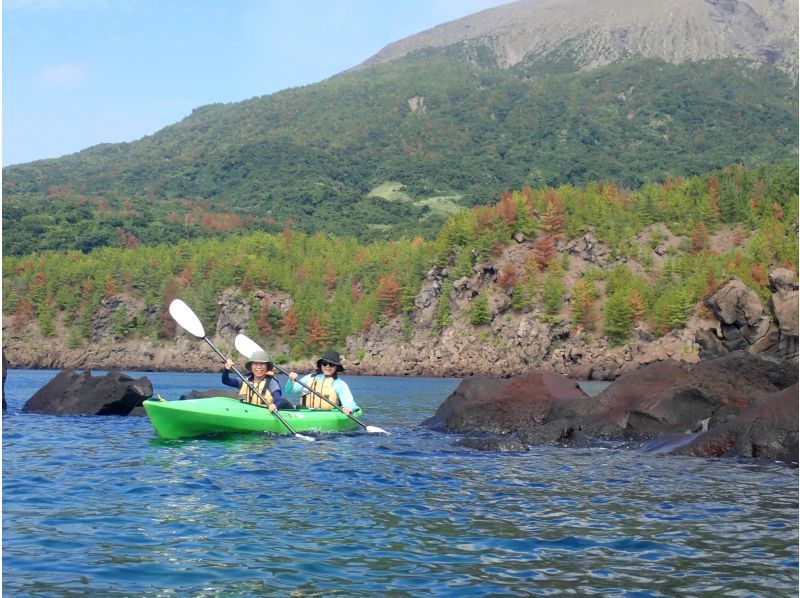 [คาโกชิม่า・ซากุระจิม่า]พายเรือคายัก(Sea Kayaking)ไปเลย! ในทะเลออนเซ็นสำรวจทัวร์ 3 ชั่วโมง! !の紹介画像