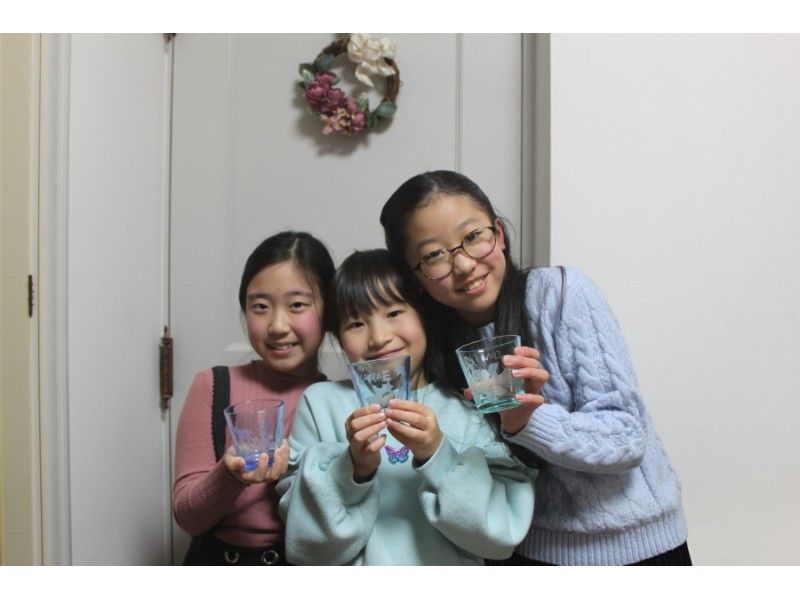 Yokohama glasswork glass workshop sandblasting experience smiling child elegant glasswork Motomachi