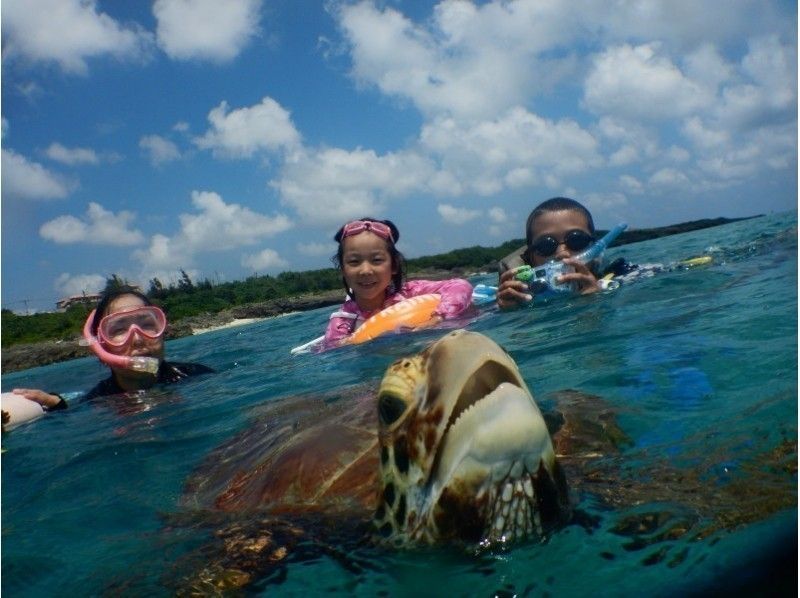 [Miyakojima] ☆ Encounter rate 100% ☆ Snorkeling tour to swim with sea turtle ＠ Bath towel free rental!の紹介画像