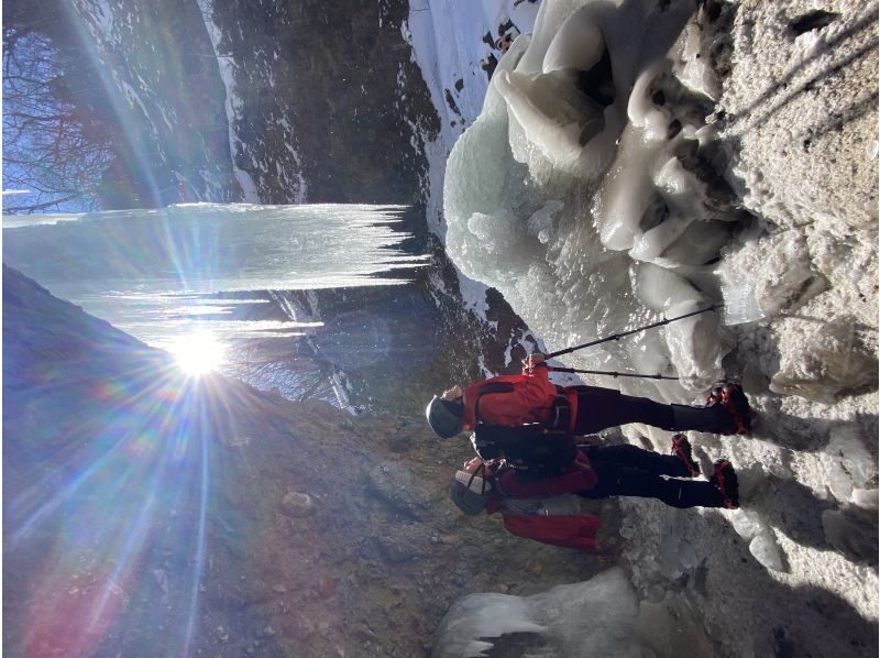 [โทจิกิแสงแดด] มุมมองที่ยอดเยี่ยมของแสงแดดของอัญมณีฤดูหนาว! Nikko Unryukeikoku icefall เดินป่า (วอล์คเกอร์ดี) ※ค้อนใช้の紹介画像