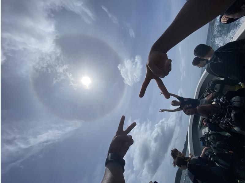 ボート代込❤VR撮影カメラInsta360 3名以上予約で無料【恩納村・青の洞窟１組専属体験ダイビングボートで楽々】GoPro＆魚の餌無料の紹介画像