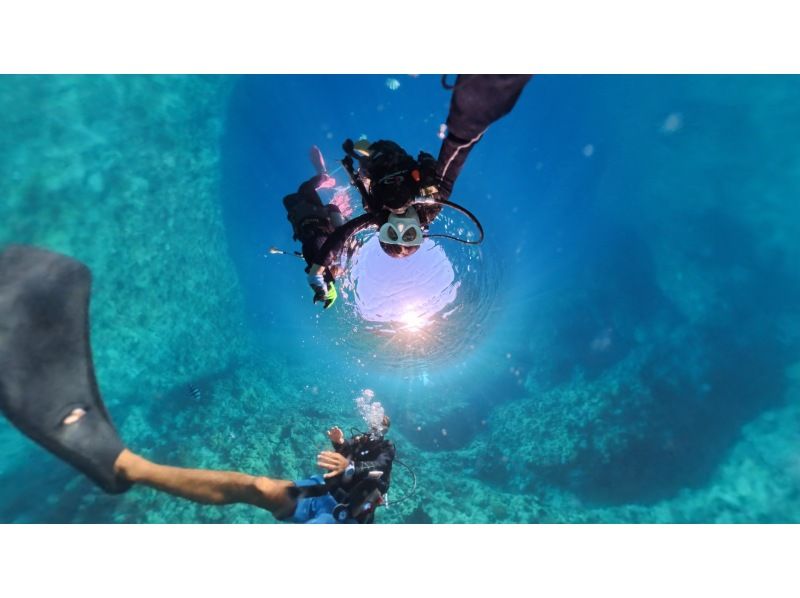 ボート代込❤VR撮影カメラInsta360 3名以上予約で無料【恩納村・青の洞窟１組専属体験ダイビングボートで楽々】GoPro＆魚の餌無料の紹介画像