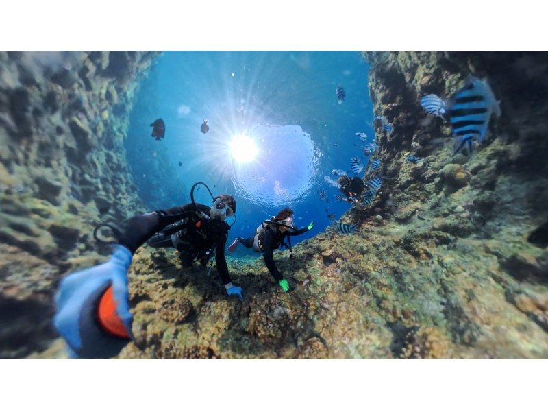 ボート代込❤VR撮影カメラInsta360 3名以上予約で無料【恩納村・青の洞窟１組専属体験ダイビングボートで楽々】GoPro＆魚の餌無料の紹介画像