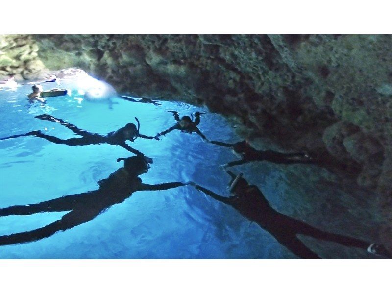 [Okinawa-Blue cave-Completely reserved] Beach Snorkeling Experience! Photo movie Free transfer to mobile immediately! Free rental of sandalsの紹介画像