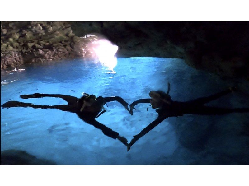 3名以上参加でInsta360無料☆当日予約大歓迎❤️2歳から【恩納・楽々ボート青の洞窟・1組専属シュノーケリング】魚餌付無料☆5名からお得の紹介画像