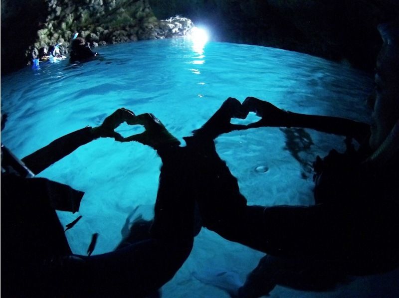 3名以上参加でInsta360無料☆当日予約大歓迎❤️2歳から【恩納・楽々ボート青の洞窟・1組専属シュノーケリング】魚餌付無料☆5名からお得の紹介画像