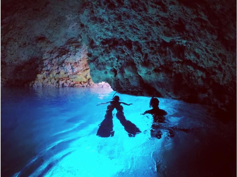 3名以上参加でInsta360無料☆当日予約大歓迎❤️2歳から【恩納・楽々ボート青の洞窟・1組専属シュノーケリング】魚餌付無料☆5名からお得の紹介画像