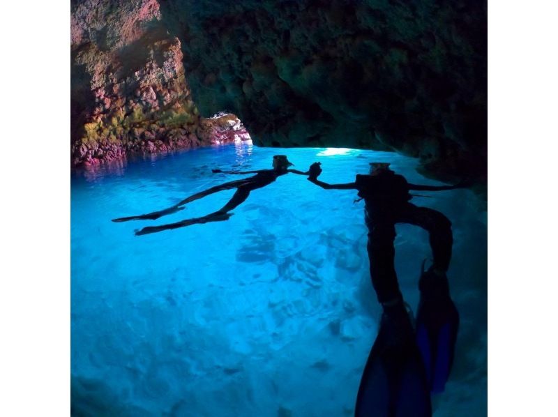 3名以上参加でInsta360無料☆当日予約大歓迎❤️2歳から【恩納・楽々ボート青の洞窟・1組専属シュノーケリング】魚餌付無料☆5名からお得の紹介画像