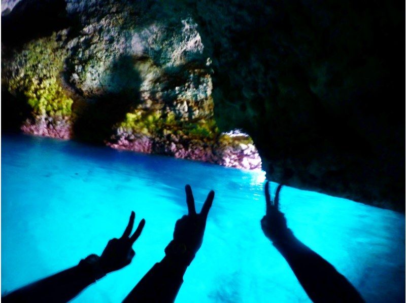3名以上参加でInsta360無料☆当日予約大歓迎❤️2歳から【恩納・楽々ボート青の洞窟・1組専属シュノーケリング】魚餌付無料☆5名からお得の紹介画像