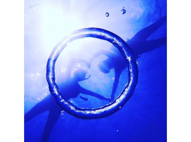 3名以上参加でInsta360無料☆当日予約大歓迎❤️2歳から【恩納・楽々ボート青の洞窟・1組専属シュノーケリング】魚餌付無料☆5名からお得の紹介画像