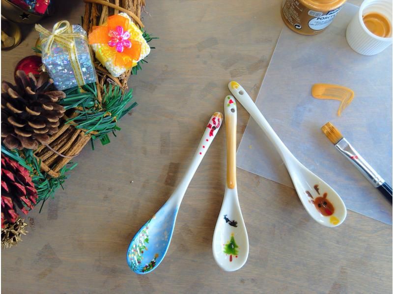 Spoon painting experience at "Ceramics Studio Doka Dohi" in Atami, Shizuoka