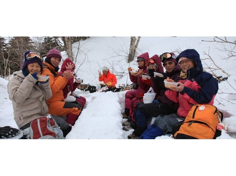 [北海道·利尻島】利尻自然導遊服務·利尻山雪上徒步隨著“一天”體驗計劃午餐の紹介画像