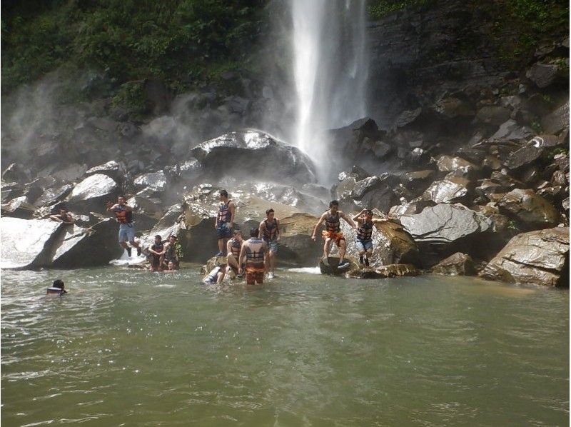 A thorough introduction to how to get to Pinaisara Falls and recommended one-day and half-day tours!