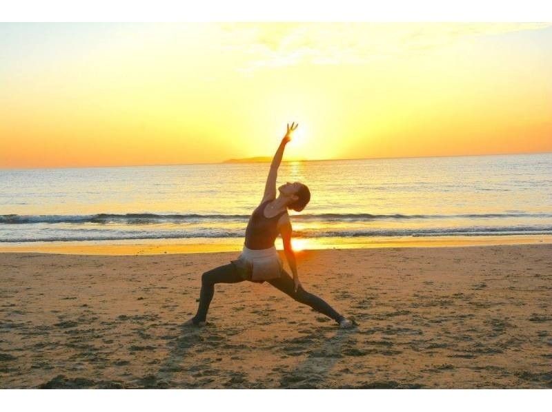 【 ฟุกุโอกะ จังหวัด· มุนากาตะ เมือง] Sunset Beach Yoga! ได้รับการเยียวยาจากทะเลเพิ่มพลังด้วยพลังงานจากดวงอาทิตย์!の紹介画像