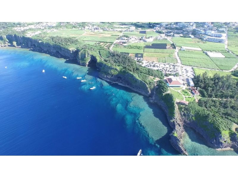 [Okinawa Naha] Minnajima & Blue Cave Snorkel & Marine 1 umbrella SET &Parasailing Plan "B-2 Plan" with lunch!の紹介画像