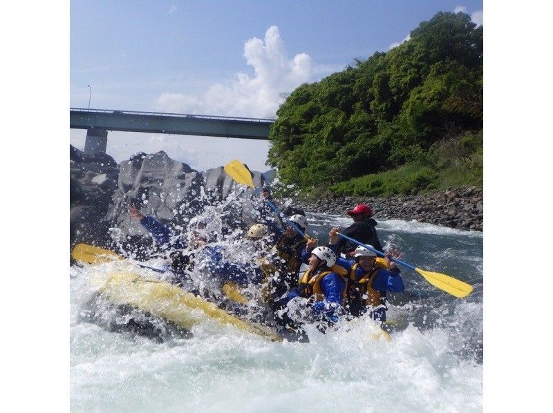 【시즈오카・고텐바】 후지산 남쪽 기슭을 흐르는 후지가와에서 반나절 래프팅 투어の紹介画像
