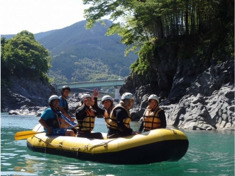 [ชิซูโอกะ/ โกเท็มบะ] ทัวร์ล่องแก่งครึ่งวันที่แม่น้ำฟูจิไหลที่เชิงใต้ของภูเขาไฟฟูจิの紹介画像