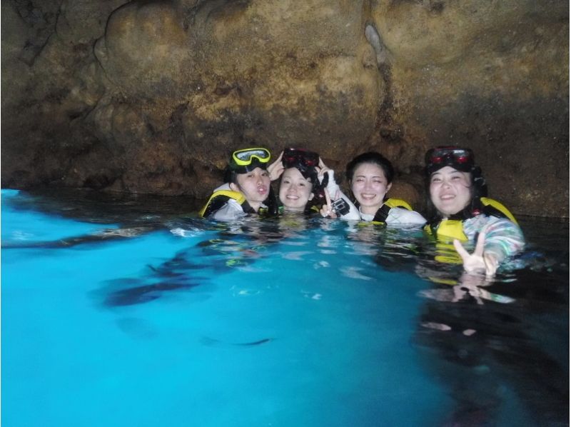 [Okinawa Naha] Minnajima & Blue Cave Snorkel & Parasol SET &Parasailing"G-2 Plan" with lunch, boarding and feeding!の紹介画像