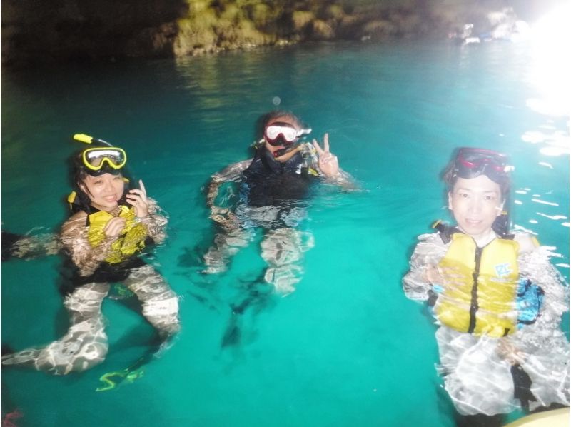 [G-2 plan] Minnajima & Blue cave Snorkel & Parasol SET &Parasailing(Lunch: boarding: with food)の紹介画像