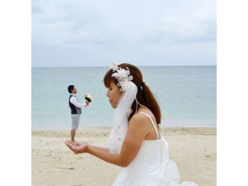 [Okinawa Naha] Minnajima & Blue Cave Snorkel & Beach Wedding Shoot & Parasol SET “F25 Plan” Transfer, Lunch, Boarding Fee Included!の紹介画像