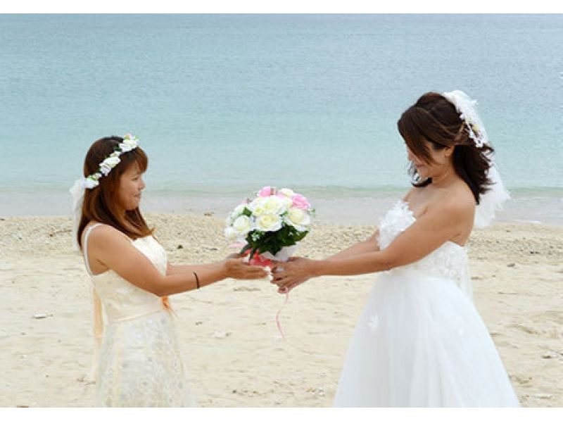 【F25 plan】 Minnajima & Blue cave with snorkel & beach wedding photography & parasol SETの紹介画像