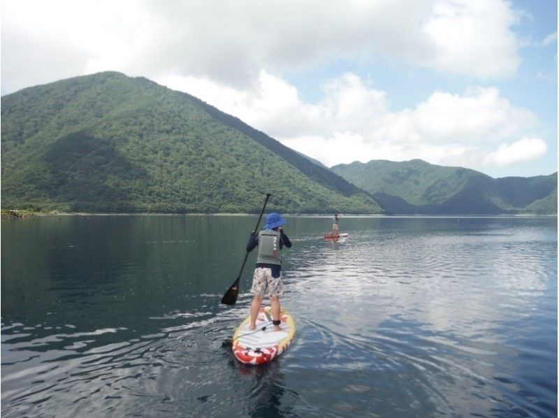 [ยามานาชิ-Lake Honjo] ประสบการณ์ SUP (ไม้พายยืนขึ้น) ☆ลองออกไปเดินเล่นบนน้ำ (120 นาที)の紹介画像