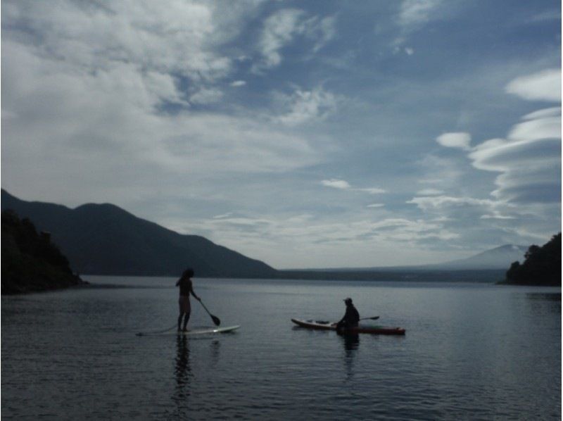 [ยามานาชิ-Lake Honjo] ประสบการณ์ SUP (ไม้พายยืนขึ้น) ☆ลองออกไปเดินเล่นบนน้ำ (120 นาที)の紹介画像