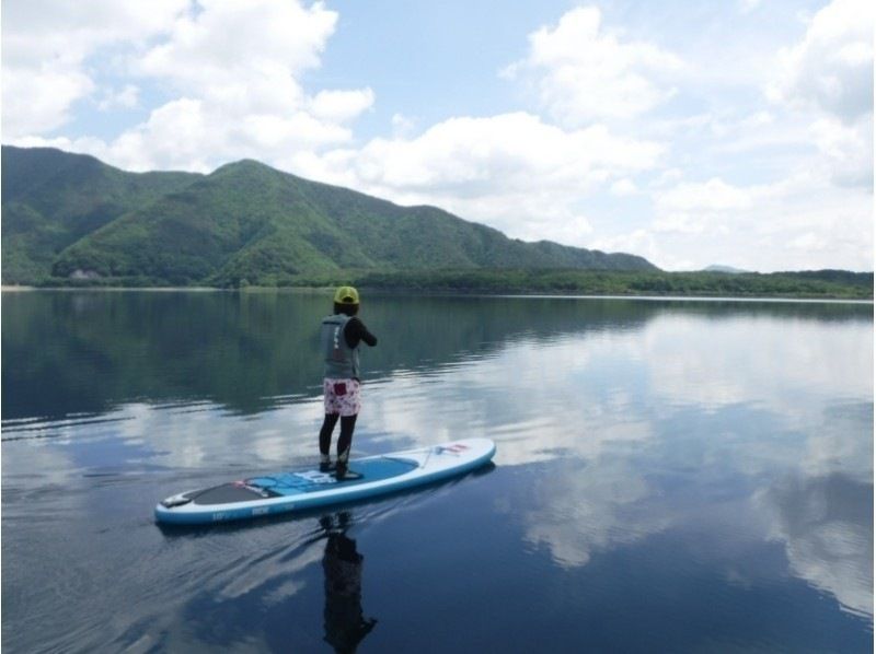 [ยามานาชิ-Lake Honjo] ประสบการณ์ SUP (ไม้พายยืนขึ้น) ☆ลองออกไปเดินเล่นบนน้ำ (120 นาที)の紹介画像