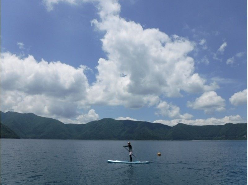 [ยามานาชิ-Lake Honjo] ประสบการณ์ SUP (ไม้พายยืนขึ้น) ☆ลองออกไปเดินเล่นบนน้ำ (120 นาที)の紹介画像