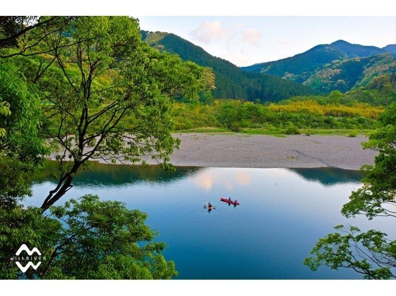 [Kochi・Shimanto River] A luxurious canoeing experience at dusk! (60 minutes) | Starts at 17:30!の紹介画像