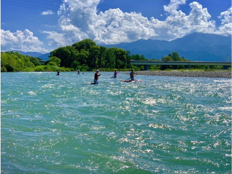 [นากาโนะ・ ล่องแม่น้ำในฤดูใบไม้ผลิ] Azumino water wheel SUP ทัวร์ "ครั้งแรกตกลง! ด้วยบทเรียนสำหรับผู้เริ่มต้นบนทะเลสาบ ''の紹介画像