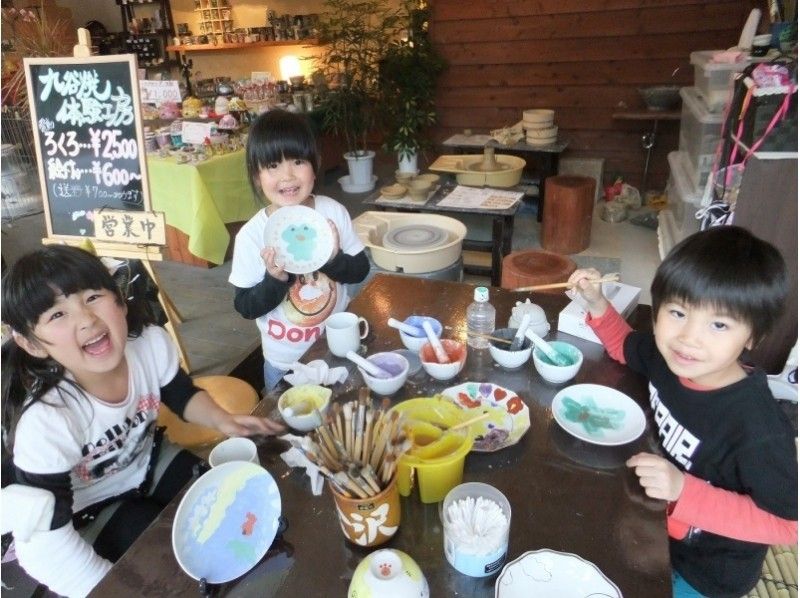 Children enjoying the painting experience at “Kutani Ware Experience Studio Ryoyama”