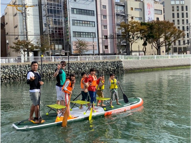 【福岡・西中洲・SUP】みんなで水辺でワイワイ！大型SUP（6人乗りボード）を貸切で楽しもう。の紹介画像
