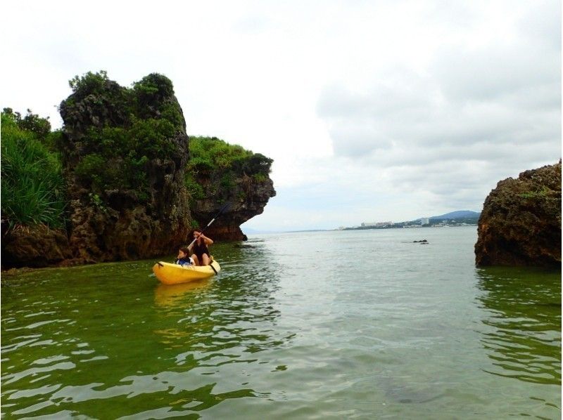 [หมู่บ้านโอกินาว่าโยมิตัน] ประสบการณ์การพายเรือคายัก(Sea Kayaking)ที่สามารถเพลิดเพลินได้ตั้งแต่อายุ 2 ขวบの紹介画像