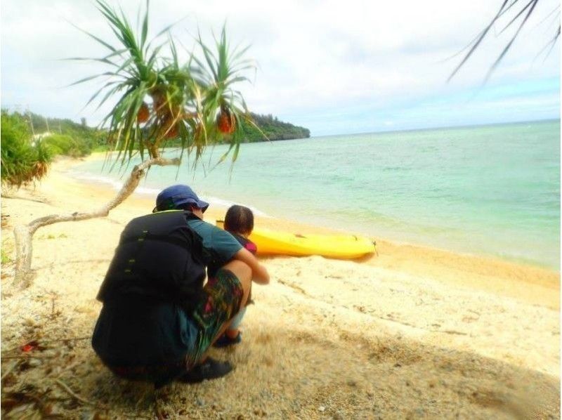 [หมู่บ้านโอกินาว่าโยมิตัน] ประสบการณ์การพายเรือคายัก(Sea Kayaking)ที่สามารถเพลิดเพลินได้ตั้งแต่อายุ 2 ขวบの紹介画像