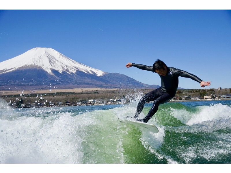 [ยามานาชิ/ Lake Yamanaka] ยินดีต้อนรับผู้เริ่มต้น! ง่ายกว่าทะเล♪เวคเซิร์ฟฟิ่ง(Wakesurfing)ประสบการณ์の紹介画像