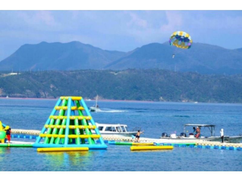 [Held at Yanbaru National Park Entrance] Aqua Park 1-day ticket & [Choose one of parasailing, flyboard, or hoverboard]の紹介画像