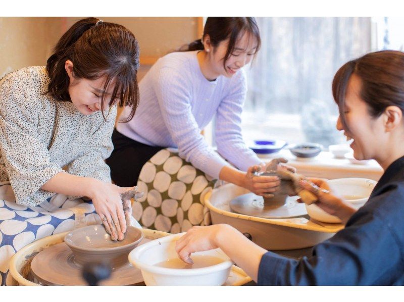 京都「嘉祥窯(かしょうがま)陶芸教室」 陶芸体験を楽しむ女性二人組