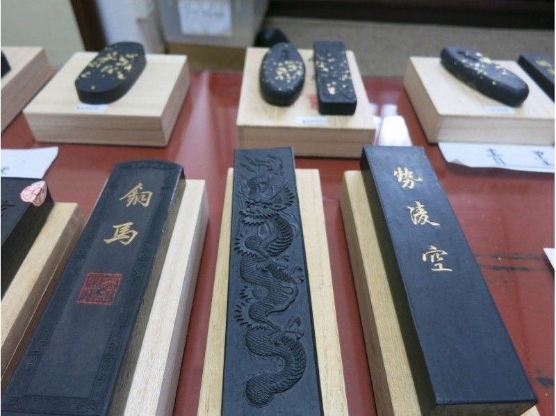 【奈良・奈良市】生の墨を手で握って作るにぎり墨体験！古墨のお土産付きプランの紹介画像