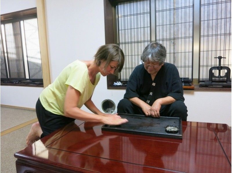 【奈良・奈良市】生の墨を手で握って作るにぎり墨体験！古墨のお土産付きプランの紹介画像