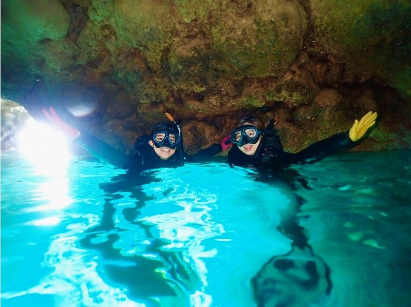 【오키나와 · 푸른 동굴 · 스노클링] 푸른 동굴과 열대어의 먹이 만끽の紹介画像